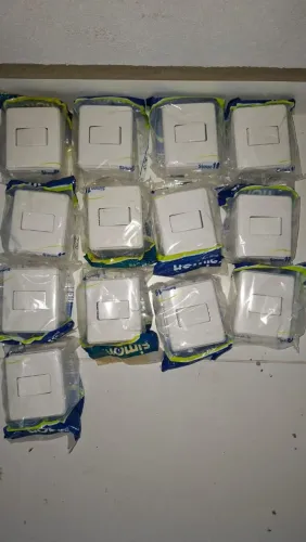 TOMADAS E INTERRUPTORES DE SOBREPOR 