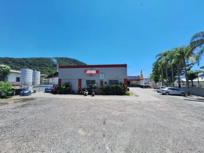 Alugo Galpão Comercial de Alto Padrão em Palhoça-SC: 06 Salas, 03 Banheiros, 30 Vagas de e