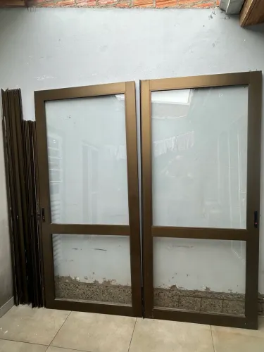 Porta de correr em alumínio marrom