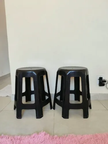 Bancos de plástico pretos