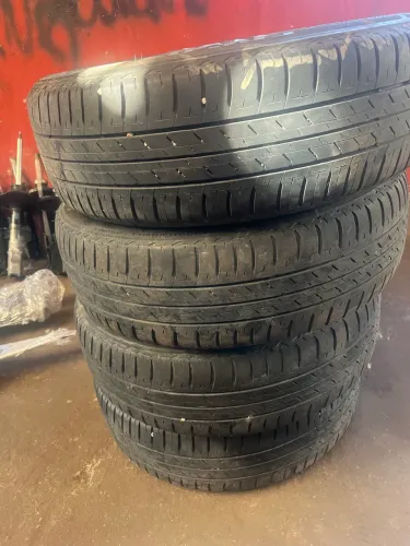 Vende-se jogo de rodas do Yaris ,pneus novos , ms a suspensão original toda nova