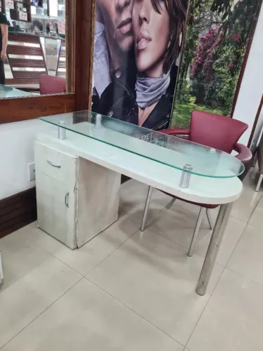 Mesa de manicure em mdf com tampo de vidro