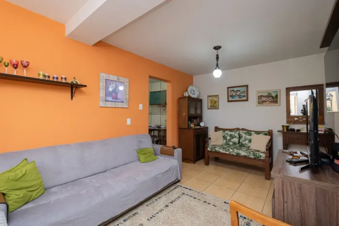 Casa à venda no Laranjal, Pelotas , 2 quartos, churrasqueira e amplo pátio com piscina.