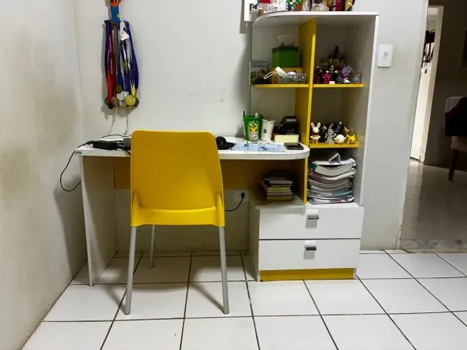 Escrivaninha e cadeira. No precinho!!!