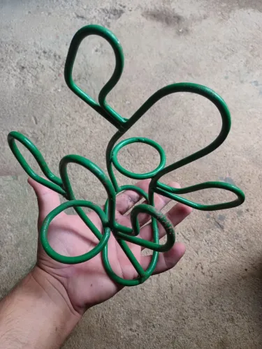 Suporte para mini vaso em formato de cacto 
