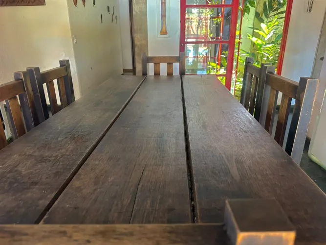 MESA DE MADEIRA MACIÇA + 6 CADEIRAS DA MESA E + 2 AVULSAS