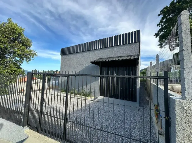 Galpão para alugar, com 130 m², em Praia de Fora - Palhoça - SC