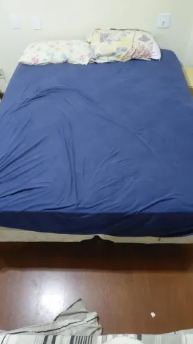 Cama de casal com 2 criados 
