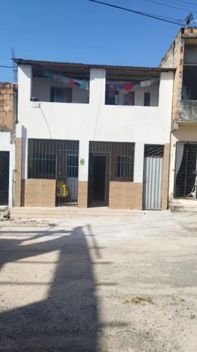 Vende-se 2 casas em frente o hospital do subúrbio