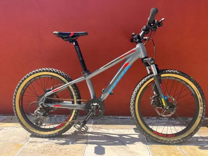 Bicicleta Sense Grom 20 Aro 20 - Shimano 8v Freio a Disco - Suspensão - Pouco Uso