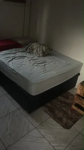 Vendo, uma cama de casal!