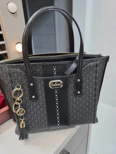 Bolsa Victor Hugo Tote Monograma Preta Com Tassel