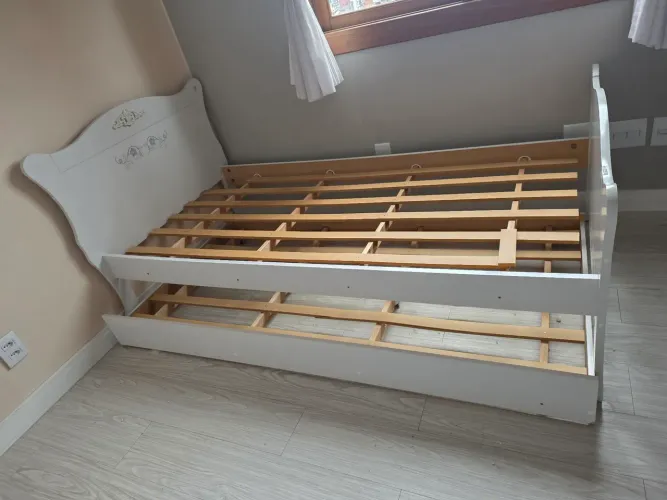 Cama de solteiro com auxiliar