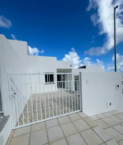2 Quartos, 1 suíte, quintal, garagem e um janelão para deixar a sala super ventilada.