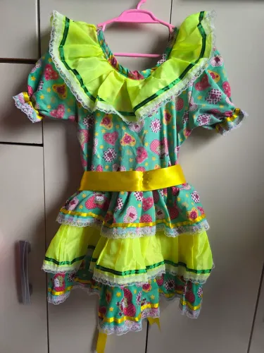 Vendo lindo vestido junino
