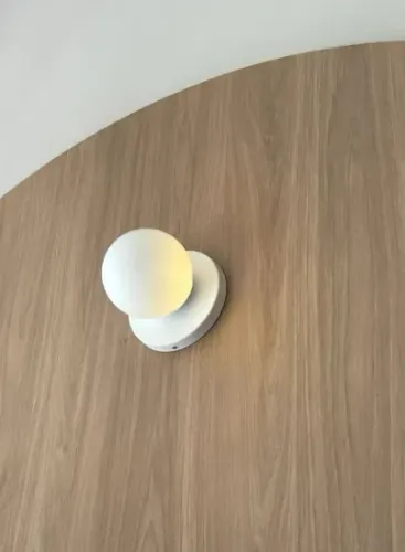 4 Arandelas Globo Leitoso 12cm com LED - Kit Completo - Modernas