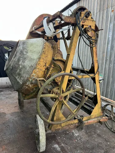 Vendo betoneira 600l com carregador funcionando