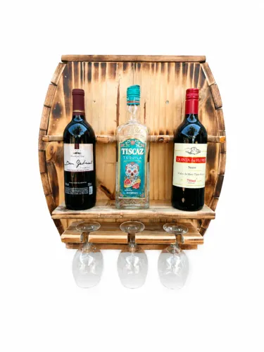 adega de madeira para bebidas e taças