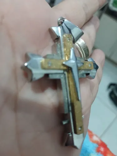 Pingente em aço cirúrgico antialérgico com quatro pedras de zirconia 