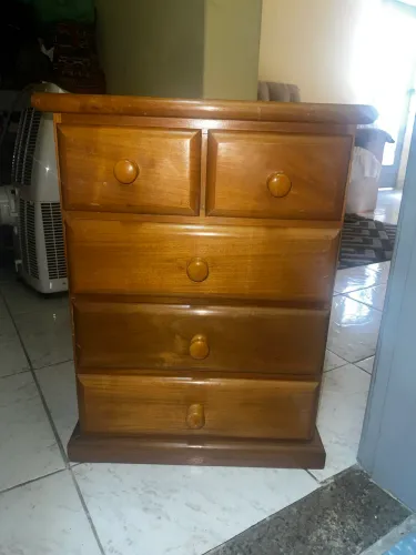 Mesinha de cabeceira com gavetas 