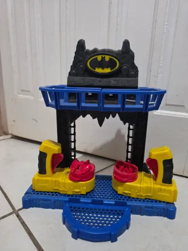 Este é o cenário de brinquedo Imaginext Batalha na Batcaverna da Fisher-Price.