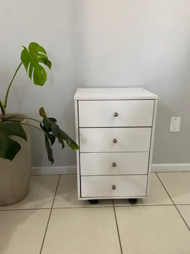 Gaveteiro com 4 gavetas e rodinhas - ótimo estado - R$ 95