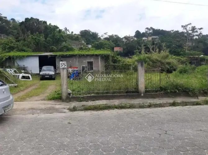 Terreno à venda próximo à Praia do Sambaqui com 961m² - Florianópolis/SC