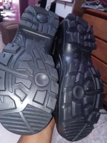 Vendo uma bota de trabalho número 36 ela esta nova, 70 reais