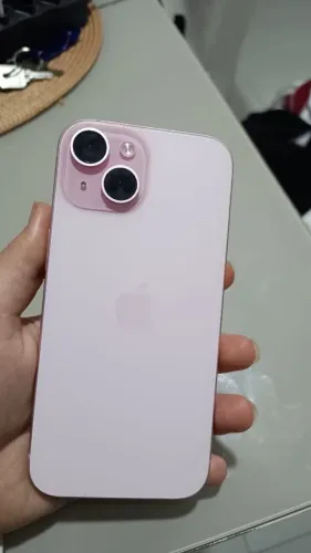 iPhone 15 rosa, impecável