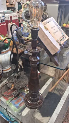 Abajur antigo base em Madeira 46 cm sem a cúpula funcionando 