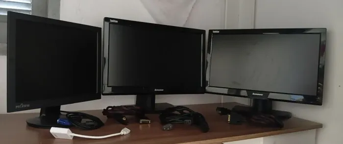 3 monitores Lenovo e proview