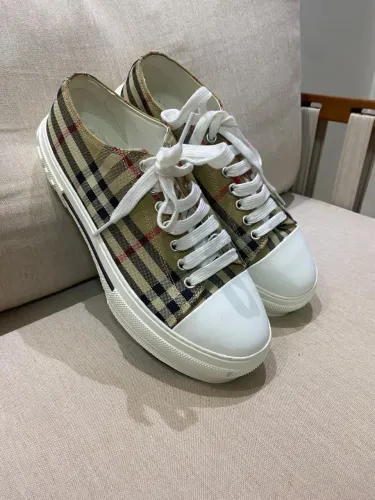 Tênis original burberry usado uma vez 