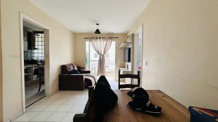 APARTAMENTO TERREO - 02 DORMITORIOS COM SACADA E GARAGEM COBERTA