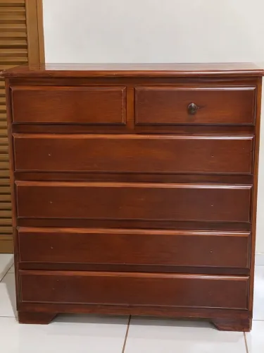 Vende- se cômoda usada de madeira, motivo da venda: estou de mudança. Com marcas de uso.