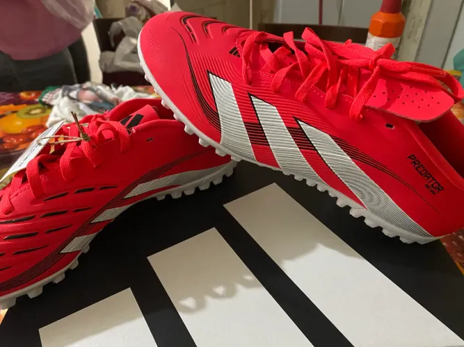 Predador semi usada(5 vezes) Adidas vermelha
