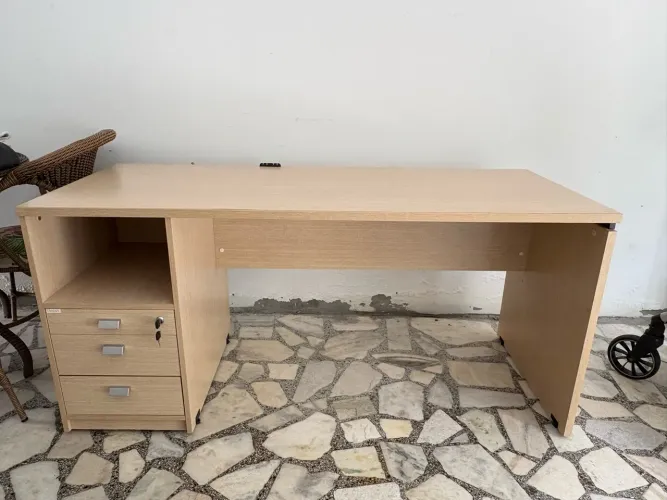 Escrivaninha/Mesa de Escritório com Gaveteiro e Chave