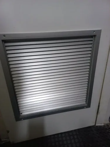 Veneziana de alumínio para porta.