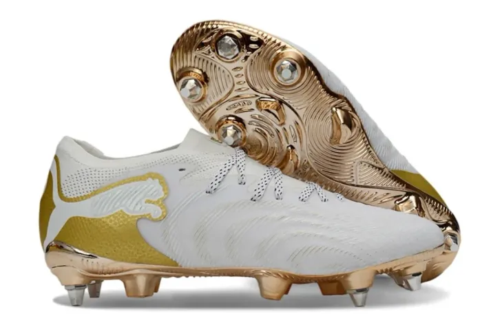 Chuteira Puma Authentic Future 9 Branca com dourado, solado com travas de alumínio