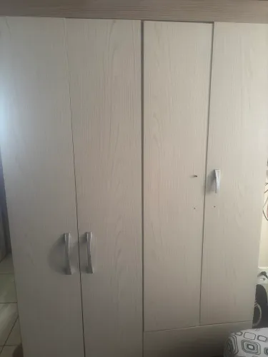 Vende-se 1 guarda roupa de solteiro usado em bom estado de conservação