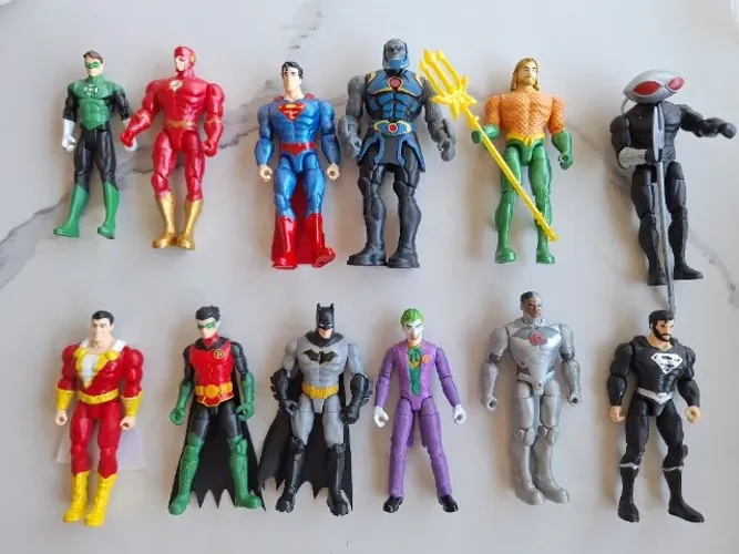 Herois DC lote com 12 action figures Superman, Batman, Darkseid, Flash, Robin, etc