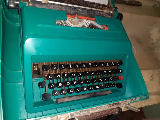 máquina de escrever Olivetti Studio 45