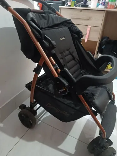 Vendo carrinho de bebê burigotto