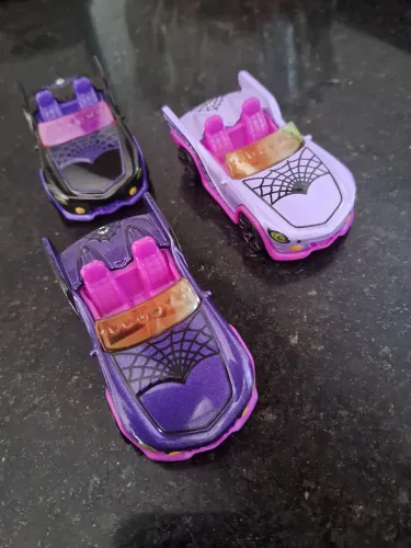 Hot wheels temáticos. Lote com 3 monster high e 1 toy story
