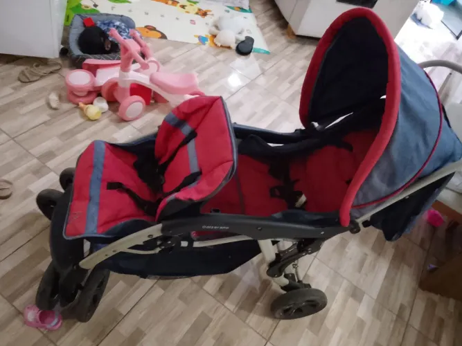 Carrinho de bebe "Gêmeos" com bebê conforto e base