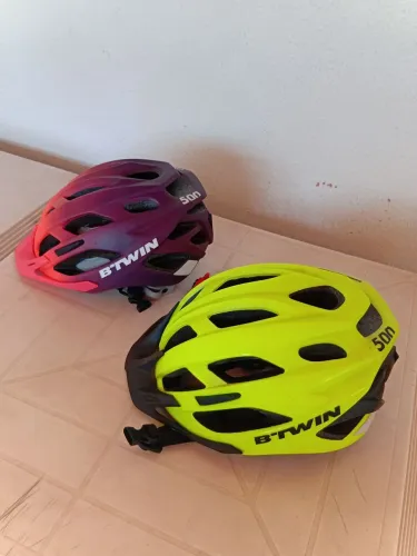2 capacetes de ciclismo