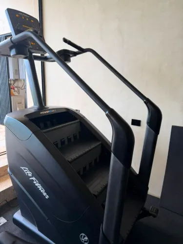 Simulador escada lifefitness 