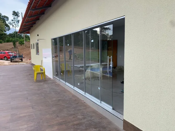 Portas em vidro temperado em vários modelos.