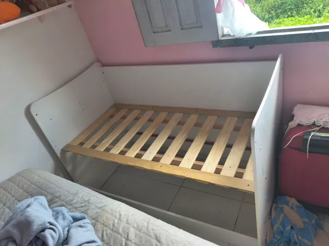 Berço 4 em 1 Branco Multifuncional - Vira Mini Cama, Sofá e Escrivaninha