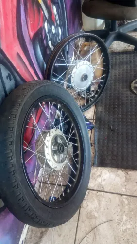 Rodas de moto já acompanha pneu vipal traseiro de marca vipal