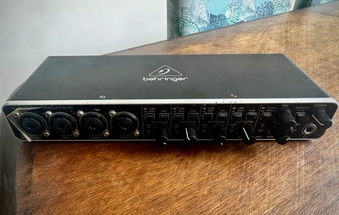 Interface Behringer 4 canais 